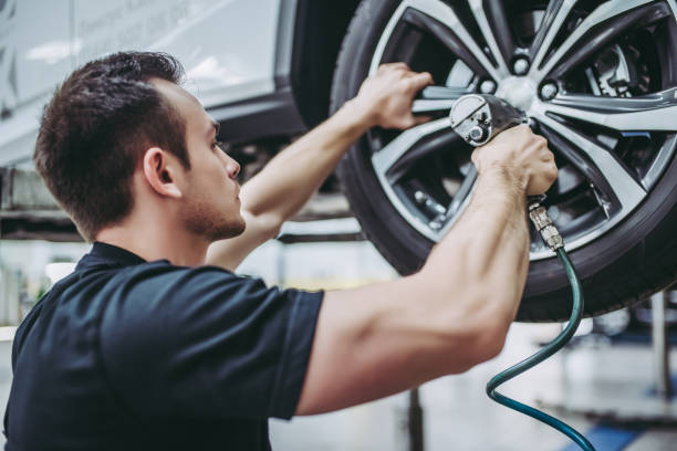 przystojny mechanika serwisowa. - repairing auto repair shop service technician zdjęcia i obrazy z banku zdjęć