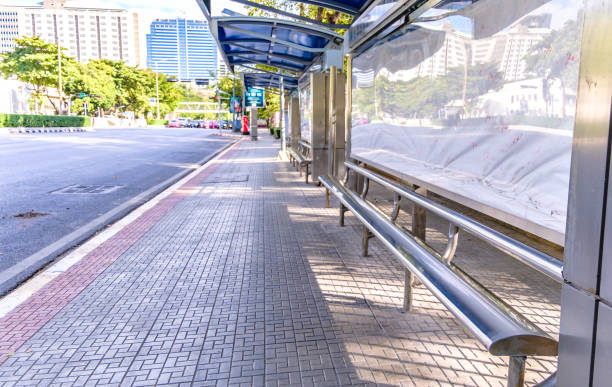 estação de ônibus e ônibus - bench advertisement commercial sign outdoors - fotografias e filmes do acervo