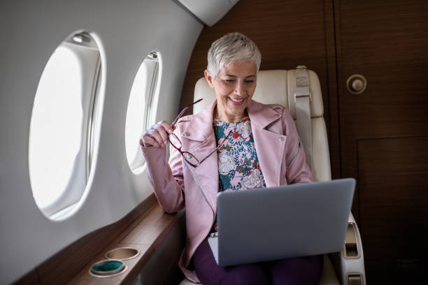 женщина в частном самолете - vehicle interior corporate jet jet private airplane стоковые фото и изображения