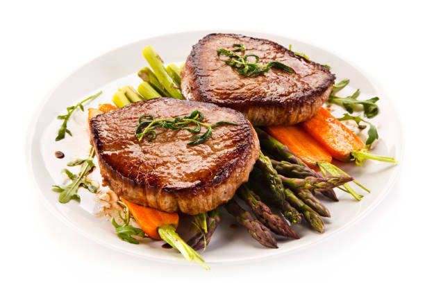 стейк на гриле со спаржей на белом фоне - cutlet pork steak schnitzel стоковые фото и изображения