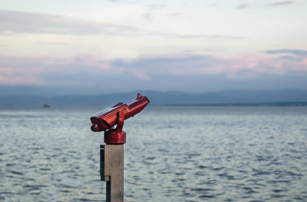 eine münze teleskop für touristen am ufer des bodensees vor bergen und blauem himmel bei sonnenuntergang - panamint range stock-fotos und bilder