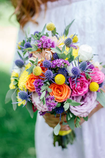 웨딩 부케를 들고 하얀 웨딩 드레스의 신부 - bouquet wedding bride flower 뉴스 사진 이미지