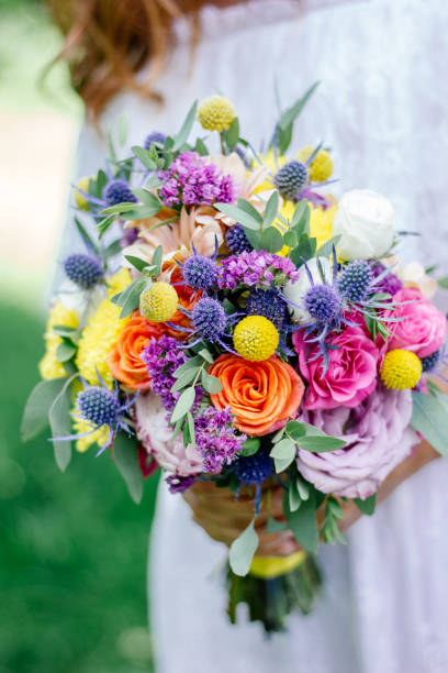 невеста в белом свадебном платье держит свадебный букет. - bride bouquet стоковые фото и изображения