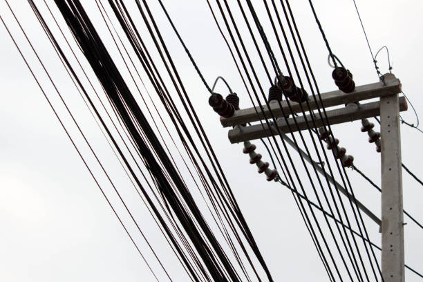 istock Electric post and chaotic wires 898541922