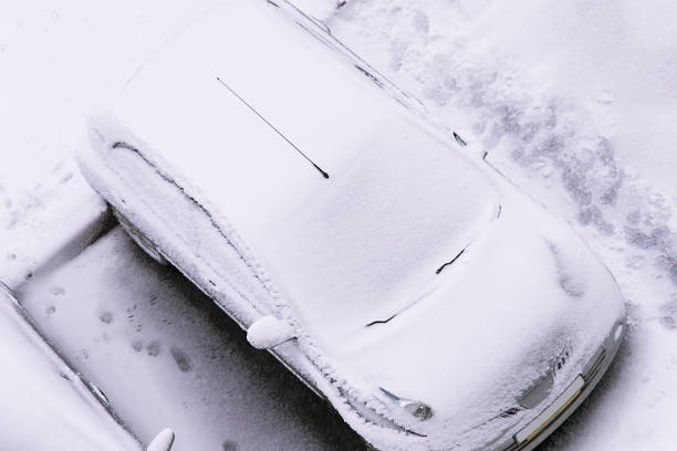istock car in the winter 898552572