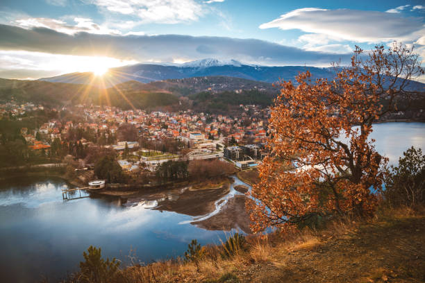beau coucher de soleil près de sofia, bulgarie - pancharevo lac et arbres de l’automne - sunrise hill sea sun photos et images de collection