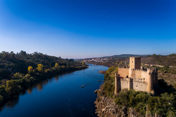 veduta aerea del castello di armourol con una barca che passa nel fiume tago in portogallo - almourol foto e immagini stock