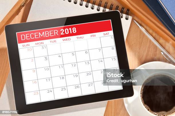 Photo libre de droit de Calendrier Sur Tablette Numérique banque d'images et plus d'images libres de droit de Calendrier - Calendrier, Table, Décembre