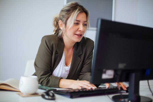 istock Business woman working at her desk 898582292