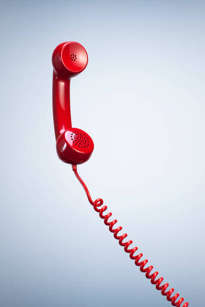 receptor de telefone vermelho com suspensão cabo isolado fundo bonito studio. - phone cord fotos - fotografias e filmes do acervo