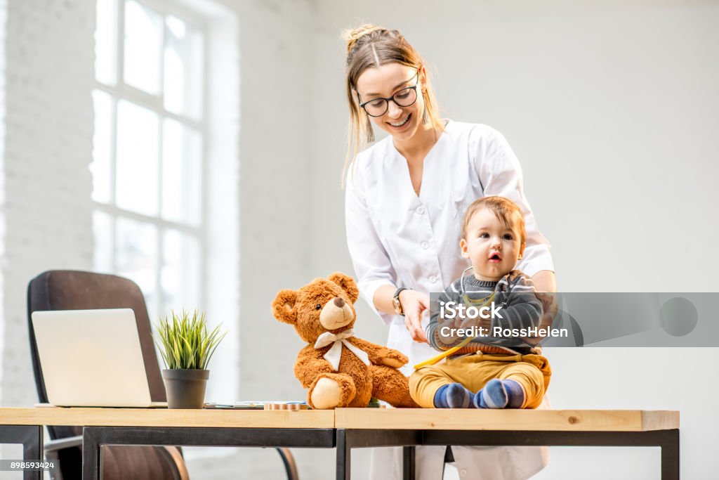 Kinderarzt mit einem Babyjungen - Lizenzfrei 6-7 Jahre Stock-Foto