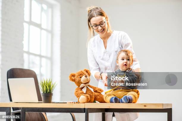 Kinderarzt Mit Einem Babyjungen Stockfoto und mehr Bilder von 6-7 Jahre - 6-7 Jahre, Allgemeinarztpraxis, Arzt
