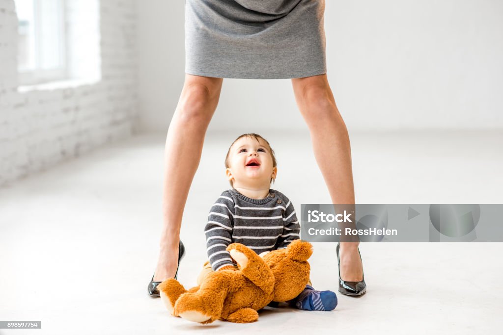 Ребенок между маминых ног. Ребенок в ногах матери. Ноги мамы и ребёнка. Ребенок под ногой матери. Мама ноги трусы