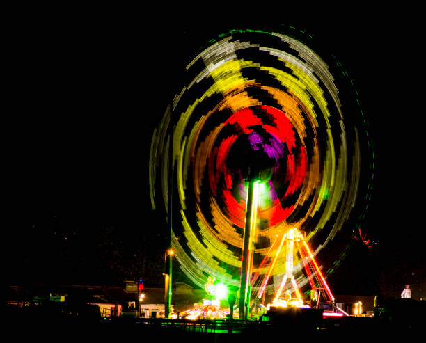 arcobaleno artificiale / kempton park - spettacolo pirotecnico / notte di guy fawkes - ferris wheel wheel night neon light foto e immagini stock