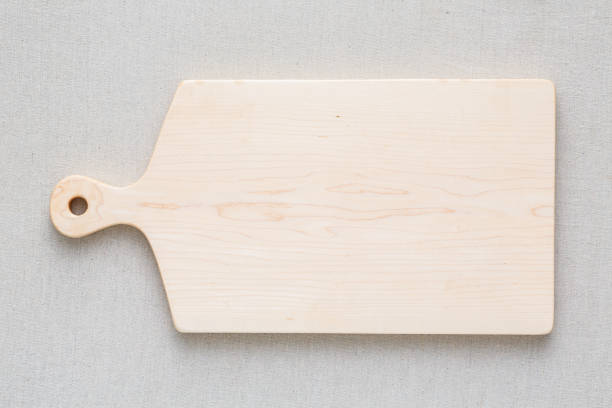 maple handmade wood cutting board on the linen - 3615 imagens e fotografias de stock