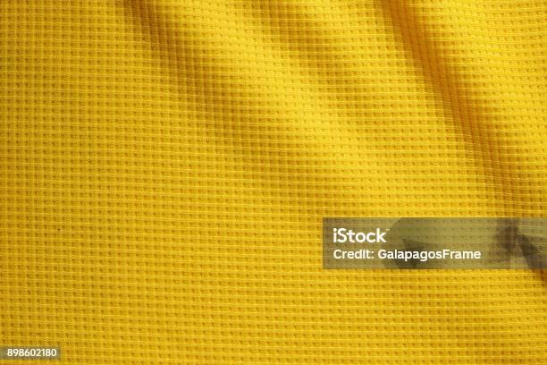 Foto de Fundo De Textura Tecido Roupa Esporte Vista Superior Da Superfície Do Pano Têxtil Camisa De Futebol Amarelo Espaço De Texto e mais fotos de stock de Brasil