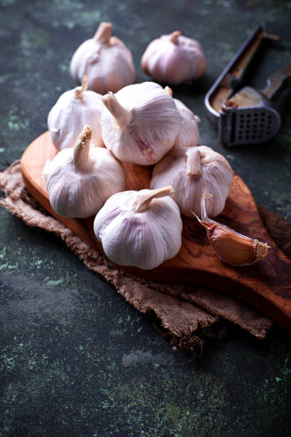 istock Fresh garlic on green background 898612338