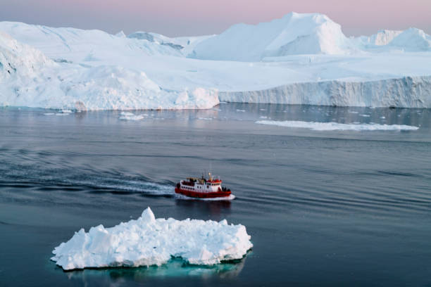 arktyczne góry lodowe na oceanie arktycznym na grenlandii - greenland zdjęcia i obrazy z banku zdjęć