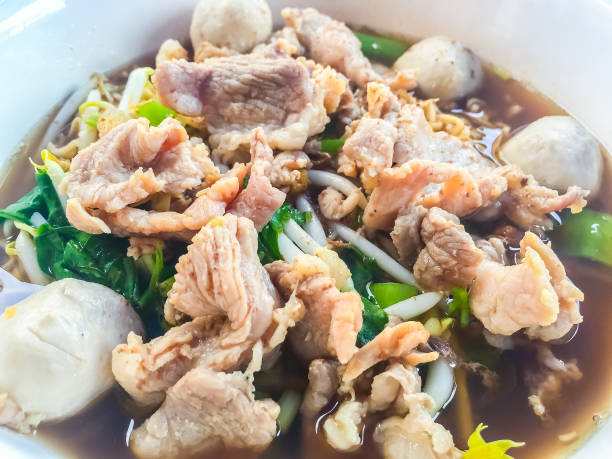 Popular street food in Thailand (Kuai Tiao Moo Namtok) that consisted of pork ball, pork meat, basil or thyme, bean sprouts, morning glory, noodle and creamy soup which favouring with sugar, fish sauce, chilli and vinegar marinade comida popular calle en tailandia (kuai tiao moo namtok) que consistía en bola del cerdo, carne de cerdo, albahaca o tomillo, brotes de soja, gloria de mañana, fideos y sopa cremosa que favorecer con el azúcar, salsa de pescado, ají y vinagre adobo