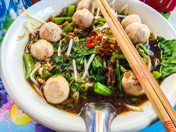 Popular street food in Thailand (Kuai Tiao Moo Namtok) that consisted of pork ball, pork meat, basil or thyme, bean sprouts, morning glory, noodle and creamy soup which favouring with sugar, fish sauce, chilli and vinegar marinade comida popular calle en tailandia (kuai tiao moo namtok) que consistía en bola del cerdo, carne de cerdo, albahaca o tomillo, brotes de soja, gloria de mañana, fideos y sopa cremosa que favorecer con el azúcar, salsa de pescado, ají y vinagre adobo