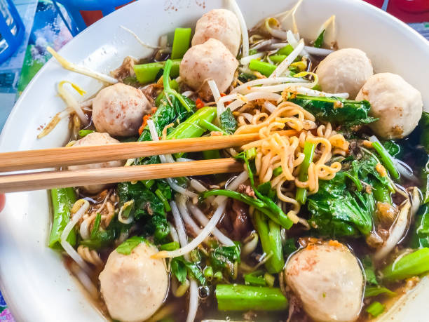 Popular street food in Thailand (Kuai Tiao Moo Namtok) that consisted of pork ball, pork meat, basil or thyme, bean sprouts, morning glory, noodle and creamy soup which favouring with sugar, fish sauce, chilli and vinegar marinade comida popular calle en tailandia (kuai tiao moo namtok) que consistía en bola del cerdo, carne de cerdo, albahaca o tomillo, brotes de soja, gloria de mañana, fideos y sopa cremosa que favorecer con el azúcar, salsa de pescado, ají y vinagre adobo