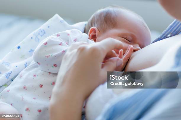 Vorteile Des Stillens Für Neugeborene Stockfoto und mehr Bilder von Stillen - Stillen, Neugeborenes, Baby