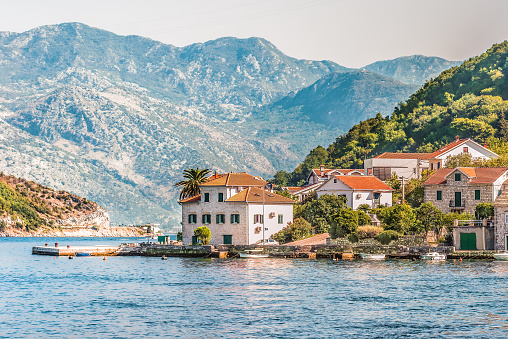 Ver en la costa de ferry, transporte de coches y personas en Lepetane, Kotor, Montenegro. photo