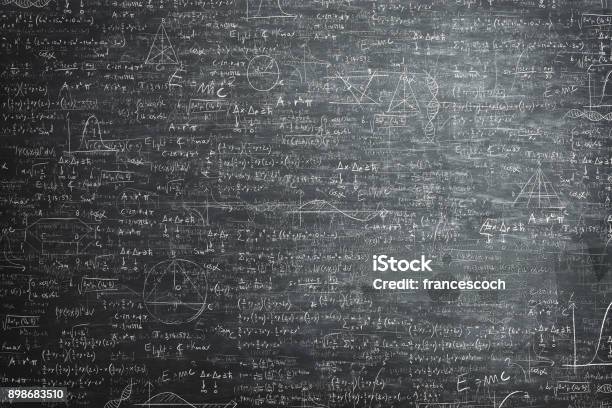 数学の問題と数式の汚い不潔な黒板 - 黒板のストックフォトや画像を多数ご用意 - 黒板, 背景, 数学記号