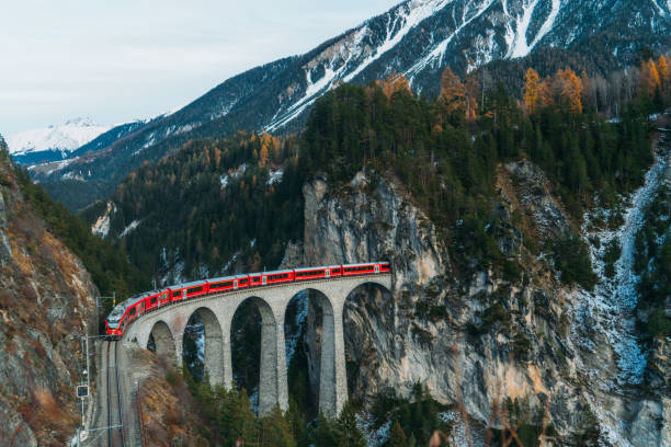 vue panoramique du train sur le viaduc de landwasser en suisse - winter lake snow water photos et images de collection