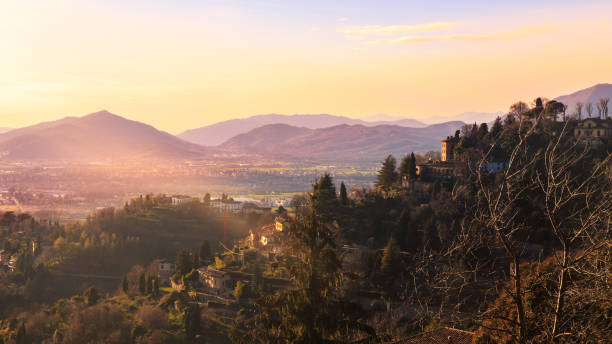 tramonto colorato a bergamo - milan italy town square italy cathedral foto e immagini stock