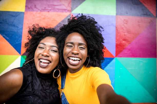 afro kobiety zejdą robiąc zdjęcia selfie w parku - young women youth culture women smiling zdjęcia i obrazy z banku zdjęć