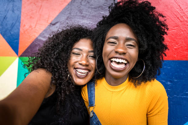 pendiente de las mujeres afro selfie fotografiar en el parque - couple black american culture african culture fotografías e imágenes de stock