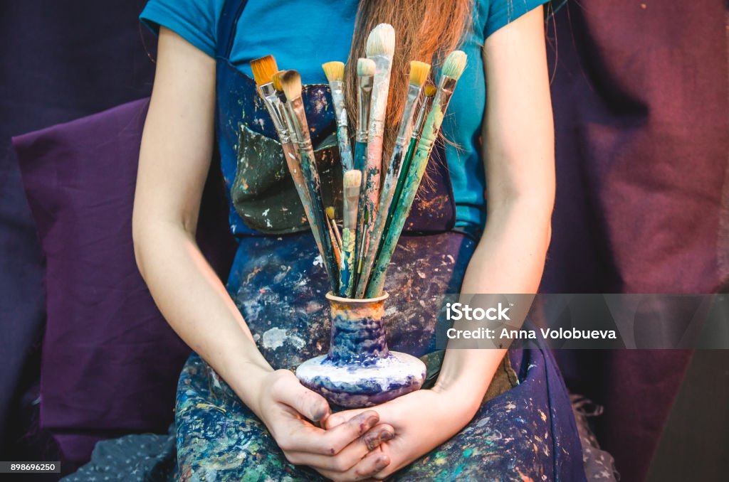 Primer plano de manos de la artista femenina con pinceles - Foto de stock de Arte libre de derechos