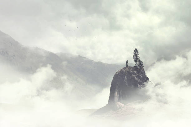 uomo della cima della montagna nella nebbia - roccia immagine foto e immagini stock