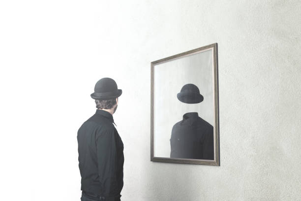 identity abwesenheit surreal-konzept; mann vor spiegel selbst ohne gesicht - achtsamkeit persönlichkeitseigenschaft stock-fotos und bilder