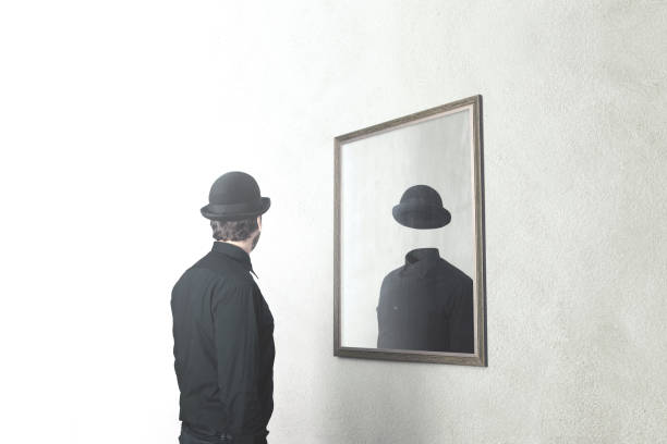 concepto surrealista de la ausencia de identidad; hombre ante el espejo que refleja a sí mismo sin la cara - invisible fotografías e imágenes de stock