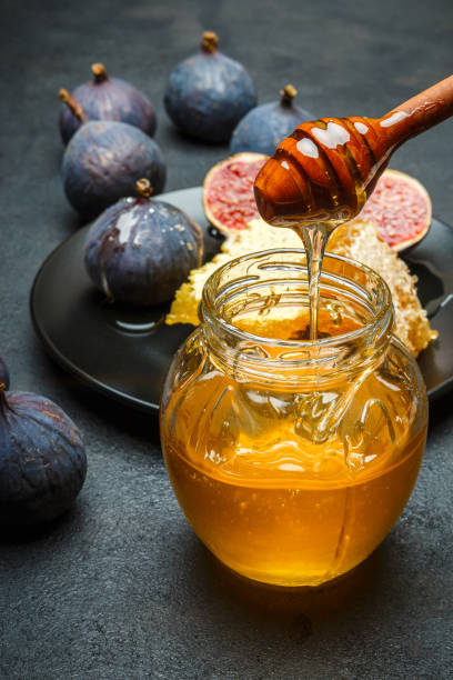 istock Figs with honey on in the plate on dark concrete background 898703664