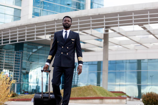 piloto de línea aérea bluck tirando su aeropuerto lagguge terminal - pilotar fotografías e imágenes de stock