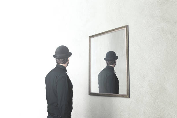 hombre delante de espejo que reflejan su concepto posterior, surrealista de magritte - clothing front view head and shoulders horizontal fotografías e imágenes de stock