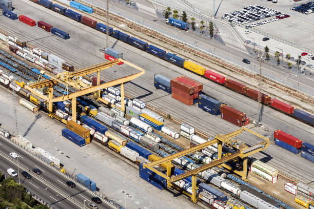 les trains de marchandises et de conteneurs dans le port de barcelone, espagne - railroad track railroad station platform transportation freight transportation photos et images de collection