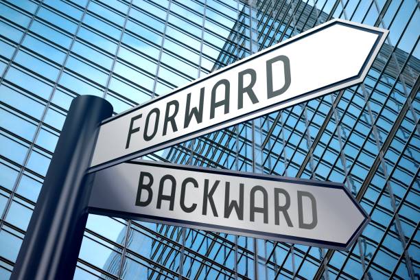 istock Signpost illustration, two arrows - forward and backward 898719500