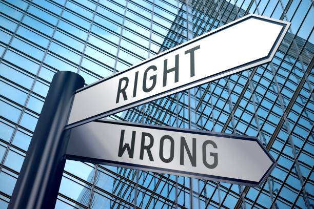 istock Signpost illustration, two arrows - right or wrong 898719704