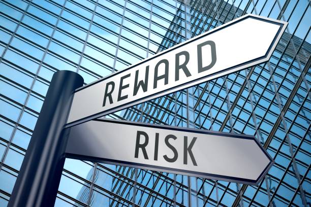 istock Signpost illustration, two arrows - risk and reward 898719826
