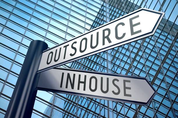 Signpost illustration, two arrows - inhouse, outsource Crossroads sign with two arrows, office building - inhouse, outsource

 distance sign stock pictures, royalty-free photos & images