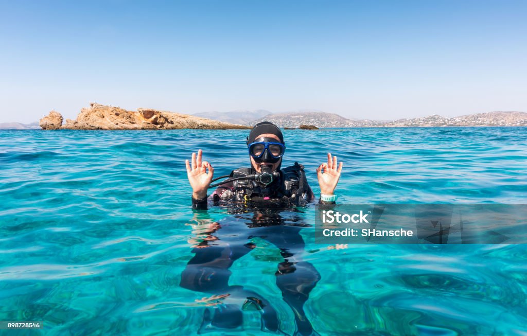 L’OK signer par un plongeur femelle - Photo de Plongée sous-marine libre de droits