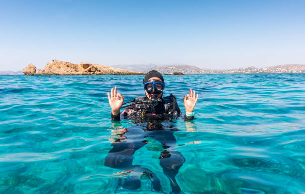 l’ok signer par un plongeur femelle - sea swimming greece women photos et images de collection