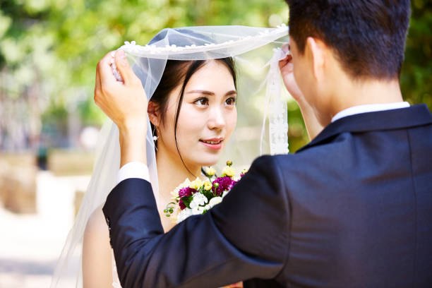 asian bride and groom - korean culture fotos imagens e fotografias de stock