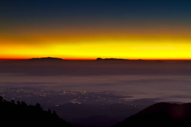 schönes licht hinter dem berg morgen rechtzeitig mit dem driften nebel über der stadt zwischen zwei berg doi ang khang, chiang mai, thailand - reputed stock-fotos und bilder