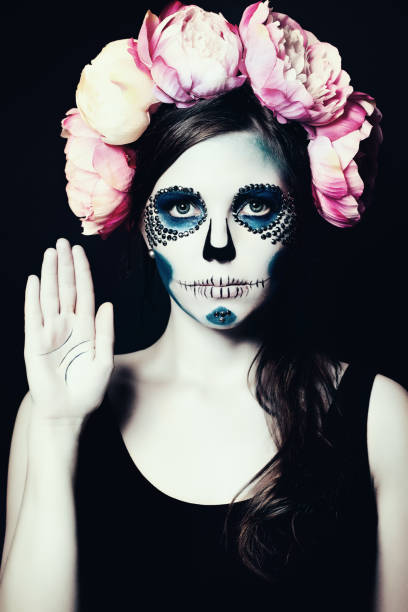 fille avec du maquillage d’halloween. sugar skull belle femme - religion spirituality serene people tranquil scene photos et images de collection