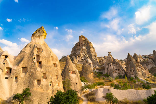 uchisar en capadocia, turquía - natural chimneys fotografías e imágenes de stock